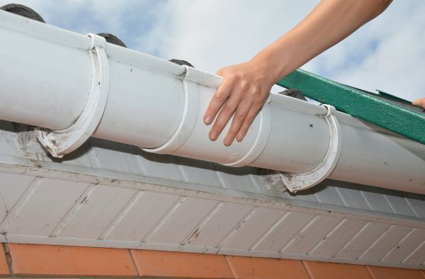 Gutter Reattachment in Panama City