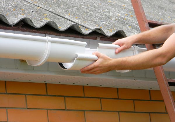 Cost of Gutter Hanging in Panama City